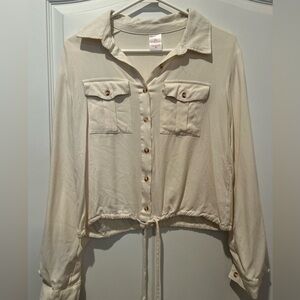 No Boundaries Women’s Medium Cream Button-Up Blouse